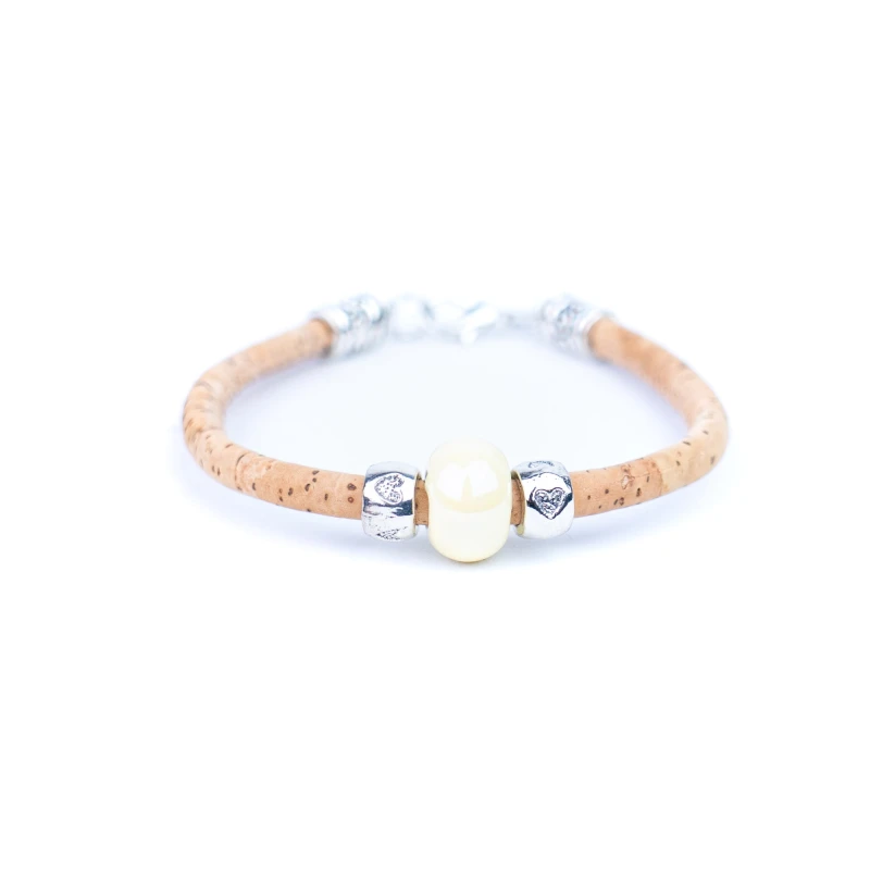 Bransoletka z naturalnego korka z kolorowymi ceramicznymi koralikami - kolor off-white