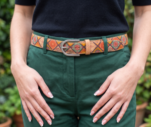 Damski pasek z naturalnego korka 2,8 cm w geometryczny wzór - wygląd na spodniach