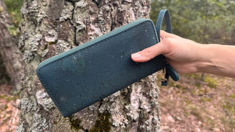 Portfel damski z naturalnego korka zapinany na suwak - kol. zielono-turkusowy